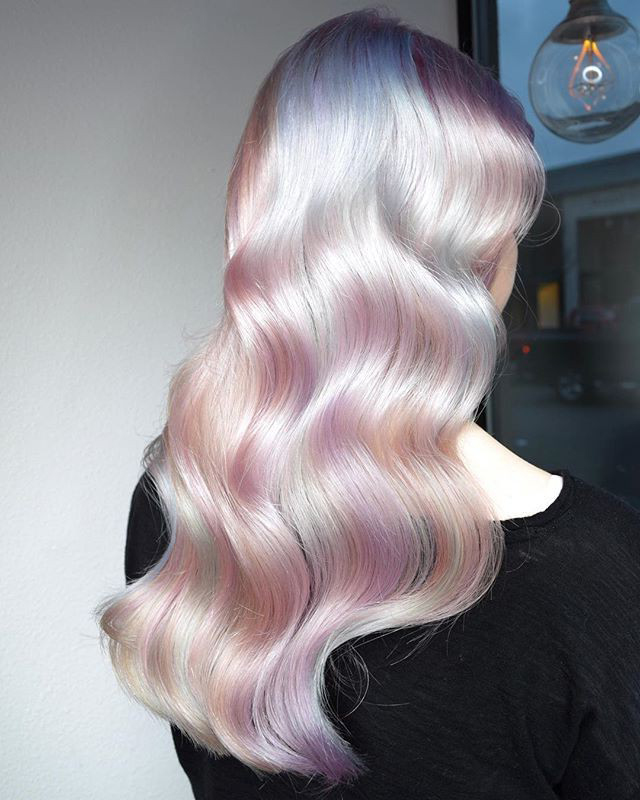 Cea mai nouă tendință în frumusețe pe Instagram: părul holografic (GALERIE FOTO)