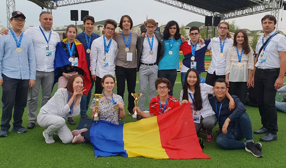 12 medalii pentru elevii români prezenți la Olimpiada de matematică, fizică, chimie şi informatică din Rusia