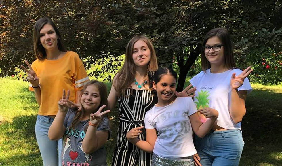 Sisterhood: patru fetițe au lansat primul imn feminist din România