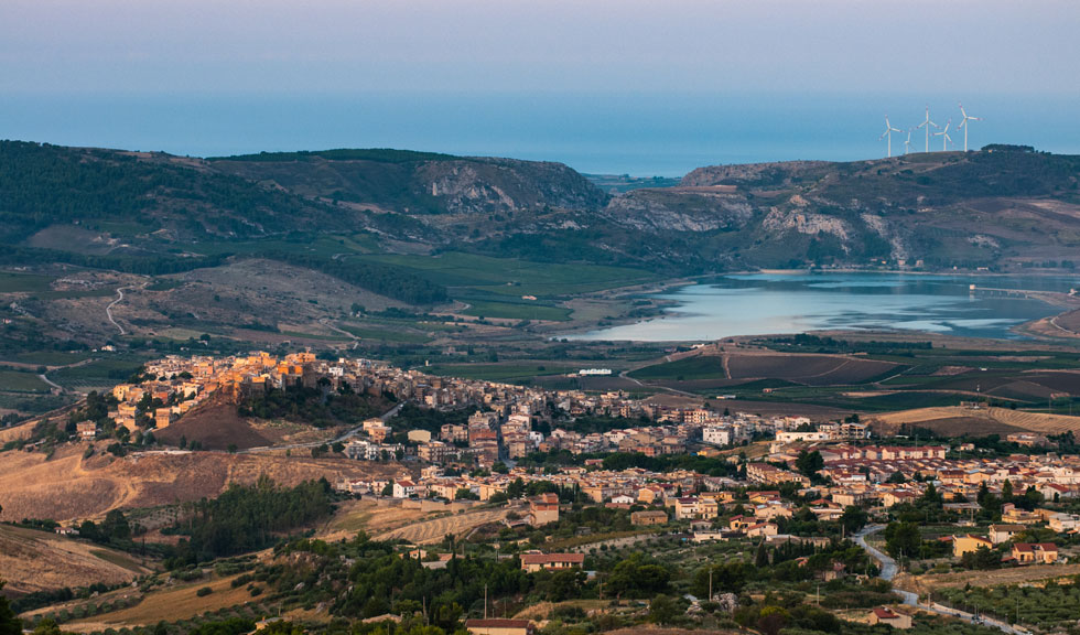 Acest idilic oraș din Sicilia vinde case la prețul de 1 euro