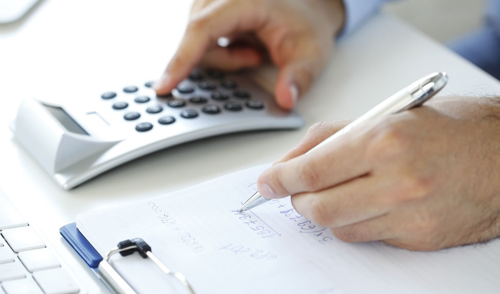 Cu 718 euro pe lună, angajații din banking sunt pe penultimul loc din regiune, atunci când vine vorba de salarii